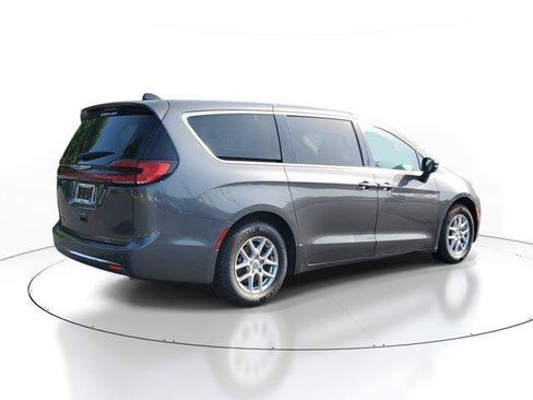 Used 2023 Chrysler Pacifica Touring-L FWD image 4