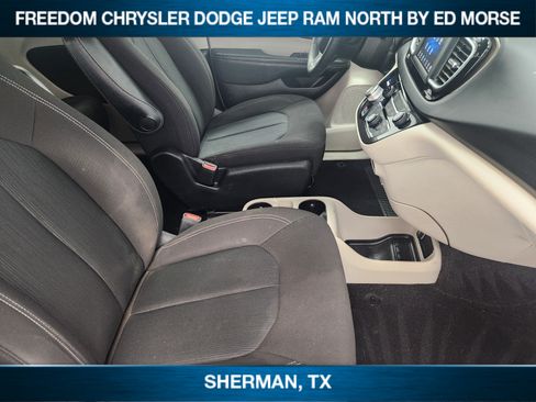 Used 2021 Chrysler Voyager L FWD image 9