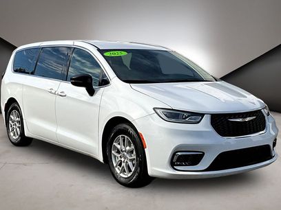 Used 2025 Chrysler Pacifica Select