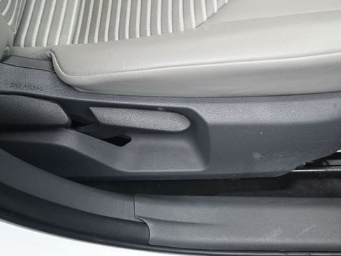 Used 2019 Toyota Camry L image 29