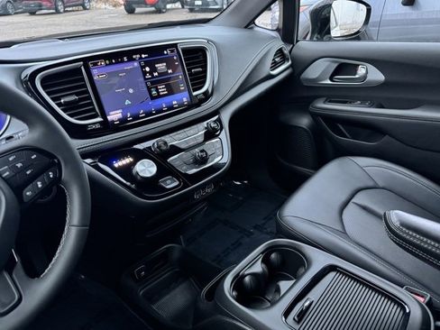 Used 2024 Chrysler Pacifica Select image 20