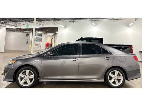 Used 2014 Toyota Camry SE FWD image 8