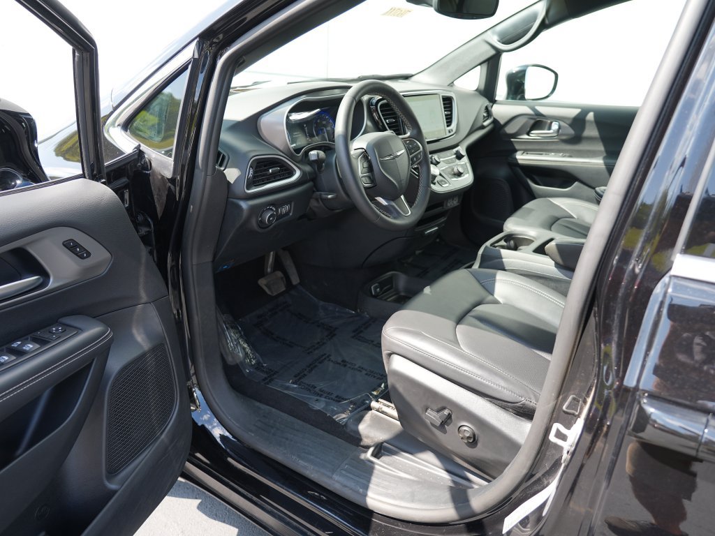 Used 2025 Chrysler Pacifica Select FWD image 14