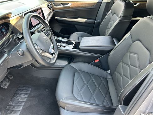 Used 2024 Volkswagen Atlas SE w/ Black Wheel Package FWD image 18