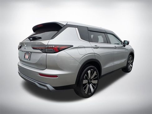 New 2025 Mitsubishi Outlander SE image 3