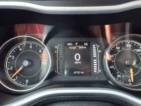 Used 2017 Jeep Cherokee Sport image 8