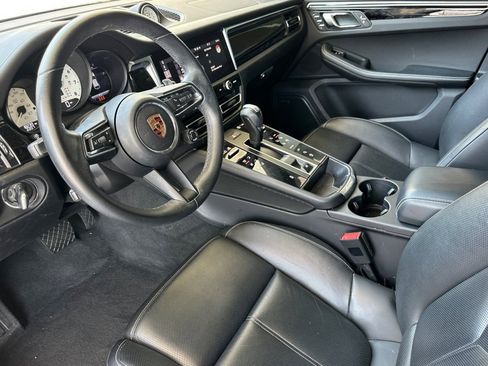 Certified 2024 Porsche Macan AWD/4WD image 4