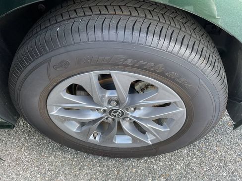 Used 2025 Toyota Sienna XLE FWD image 9