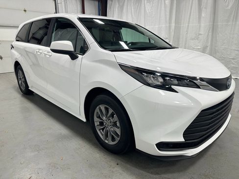 Used 2025 Toyota Sienna LE image 1