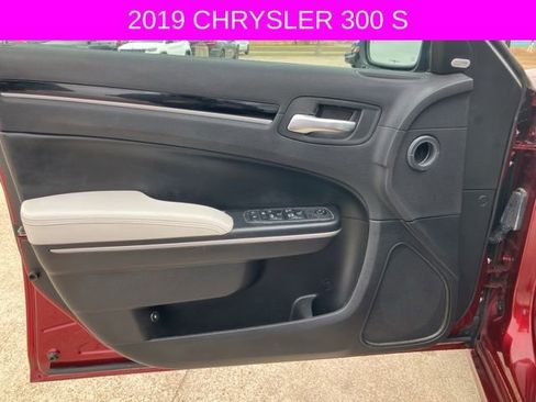 Used 2019 Chrysler 300 S w/ Safetytec Plus Group image 23