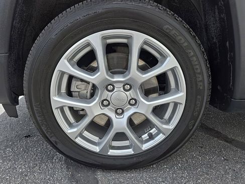Used 2024 Jeep Compass Latitude w/ Sun and Sound Group AWD/4WD image 16