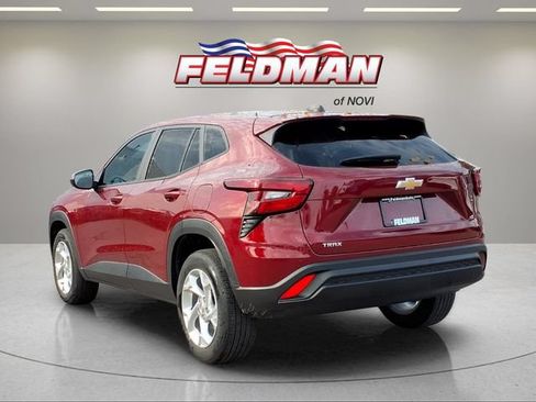 Used 2024 Chevrolet Trax LS w/ LS Convenience Package FWD image 3