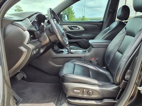 Used 2022 Chevrolet Traverse LT FWD image 12