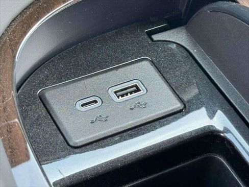 Used 2024 Cadillac Escalade ESV Premium Luxury Platinum image 32