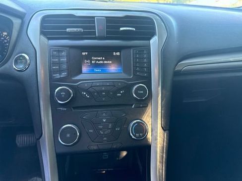 Used 2017 Ford Fusion SE FWD image 17