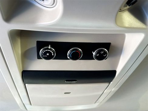 Used 2014 Chrysler Town & Country Touring image 18