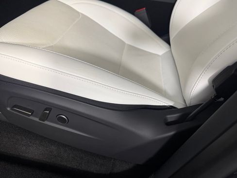 Used 2026 Tesla Model Y 2WD image 39