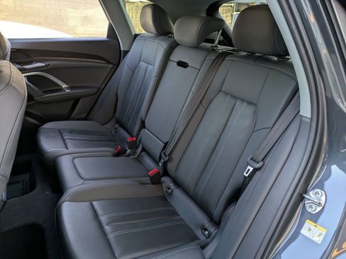 Used 2025 Audi Q5 Premium w/ Convenience Package image 31