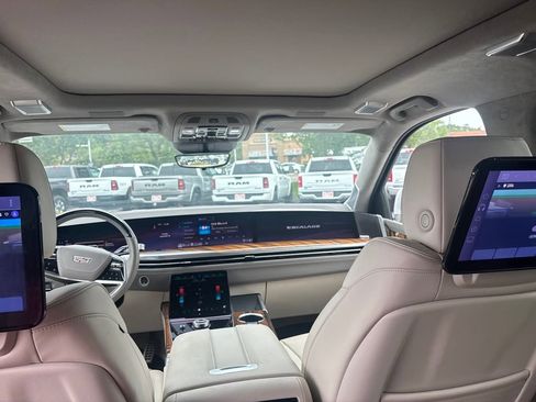 Used 2025 Cadillac Escalade Sport Platinum image 9