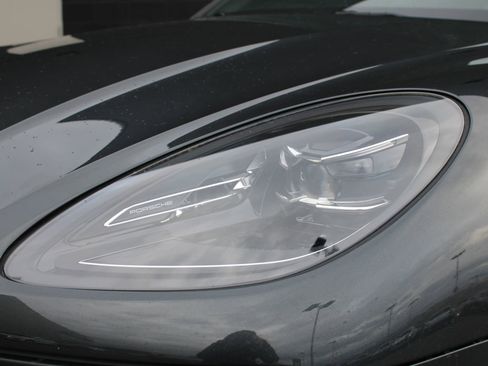 Certified 2023 Porsche Macan Turbo image 13