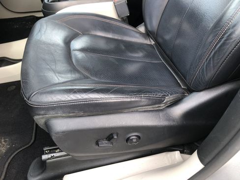 Used 2018 Chrysler Pacifica Touring-L image 16