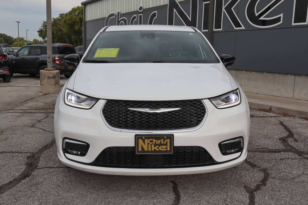 Used 2025 Chrysler Pacifica Select FWD image 2