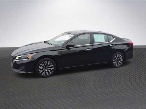 Used 2024 Nissan Altima 2.5 SV w/ SV Premium Package image 2