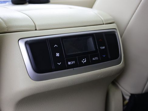Used 2016 Toyota Highlander Limited w/ Driver Technology Package FWD image 33