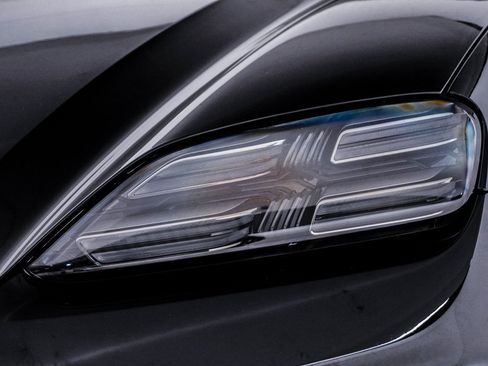 Certified 2025 Porsche Macan Electric image 7