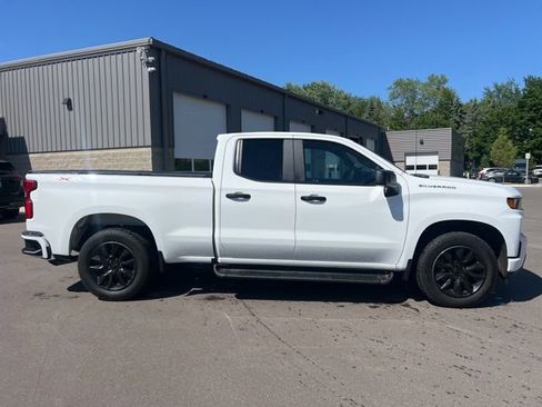 Used 2020 Chevrolet Silverado 1500 Custom w/ Custom Value Package AWD/4WD image 4
