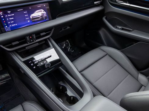 New 2025 Porsche Macan Electric RWD image 38