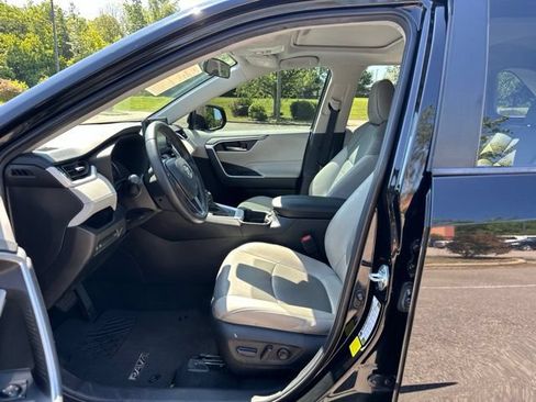 Used 2021 Toyota RAV4 XLE Premium FWD image 9