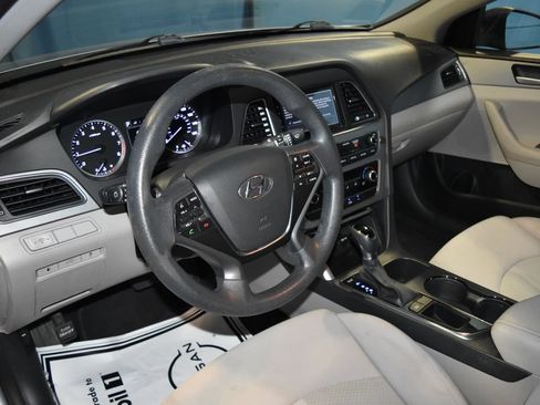 Used 2016 Hyundai Sonata SE FWD image 2