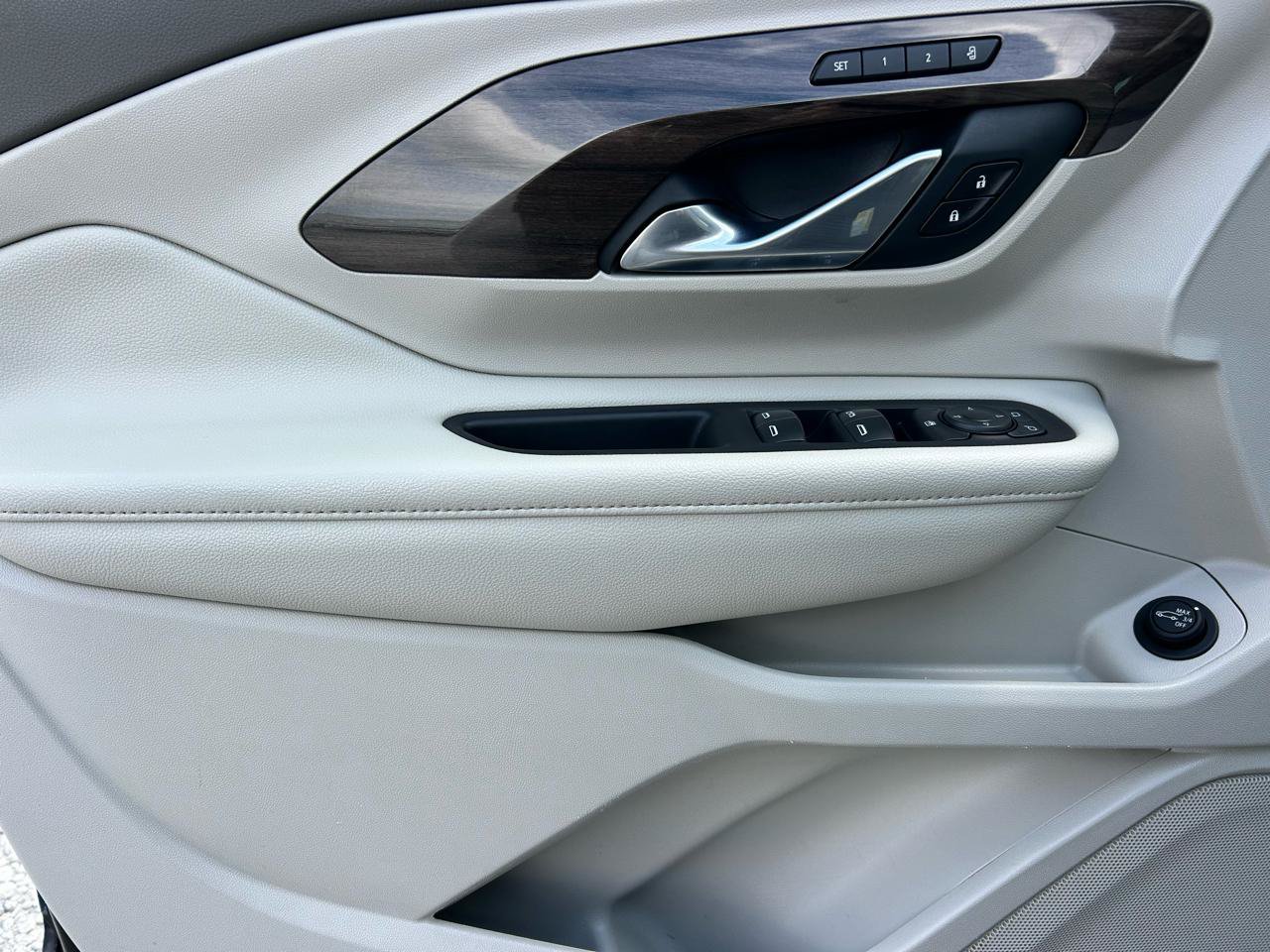 Used 2020 GMC Terrain Denali w/ Denali Premium Package FWD image 8