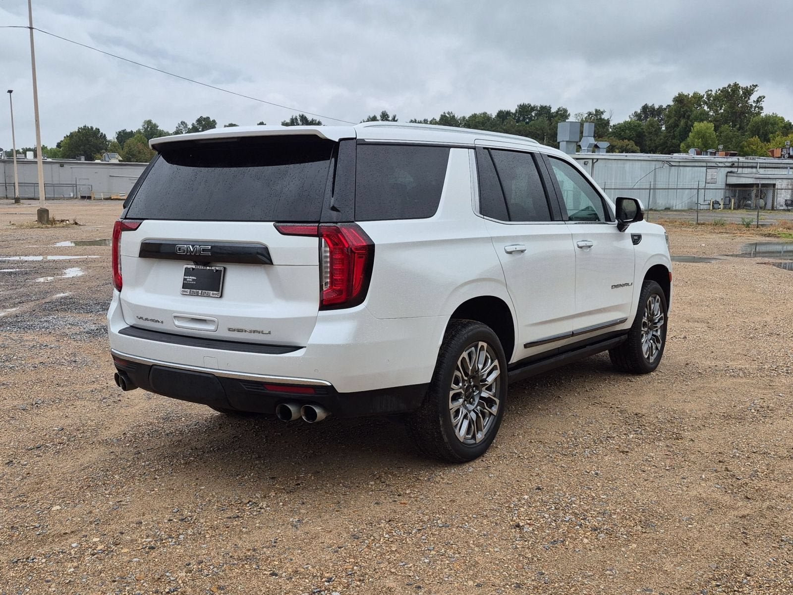 Used 2023 GMC Yukon Denali Ultimate AWD/4WD image 6
