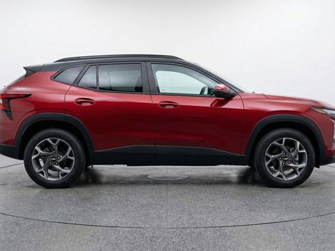 Used 2025 Chevrolet Trax LT w/ LT Convenience Package FWD image 11