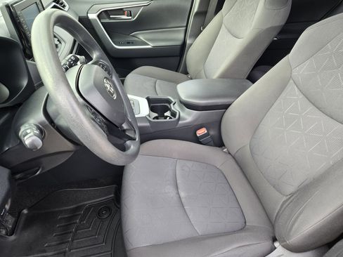 Used 2020 Toyota RAV4 XLE image 18