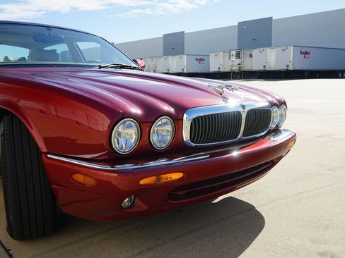 Used 1999 Jaguar XJ8 image 32