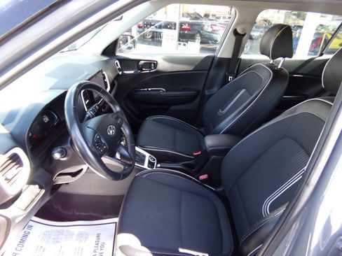 Used 2023 Hyundai Venue Limited FWD image 6