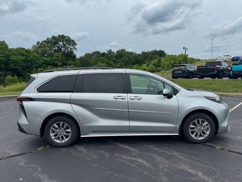 Used 2025 Toyota Sienna LE AWD/4WD image 2