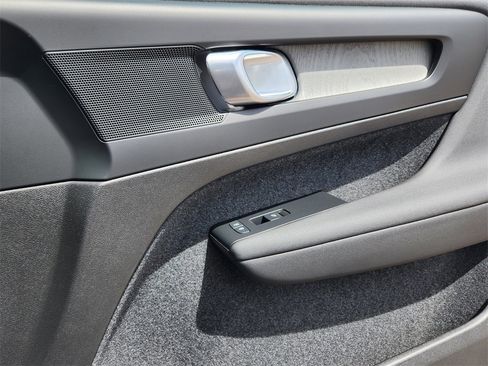 New 2025 Volvo XC40 B5 Core w/ Protection Package Premier image 24