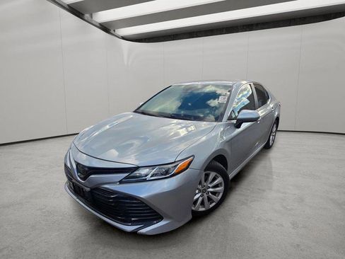 Used 2020 Toyota Camry LE image 1