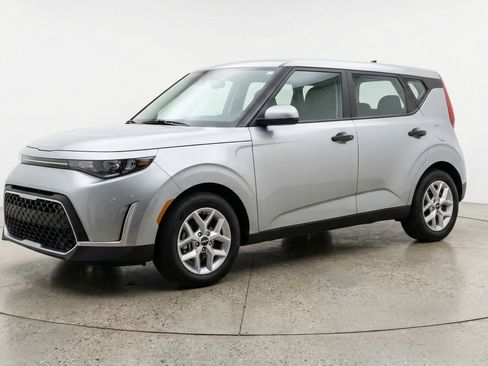 Used 2025 Kia Soul LX w/ LX Technology Package FWD image 3