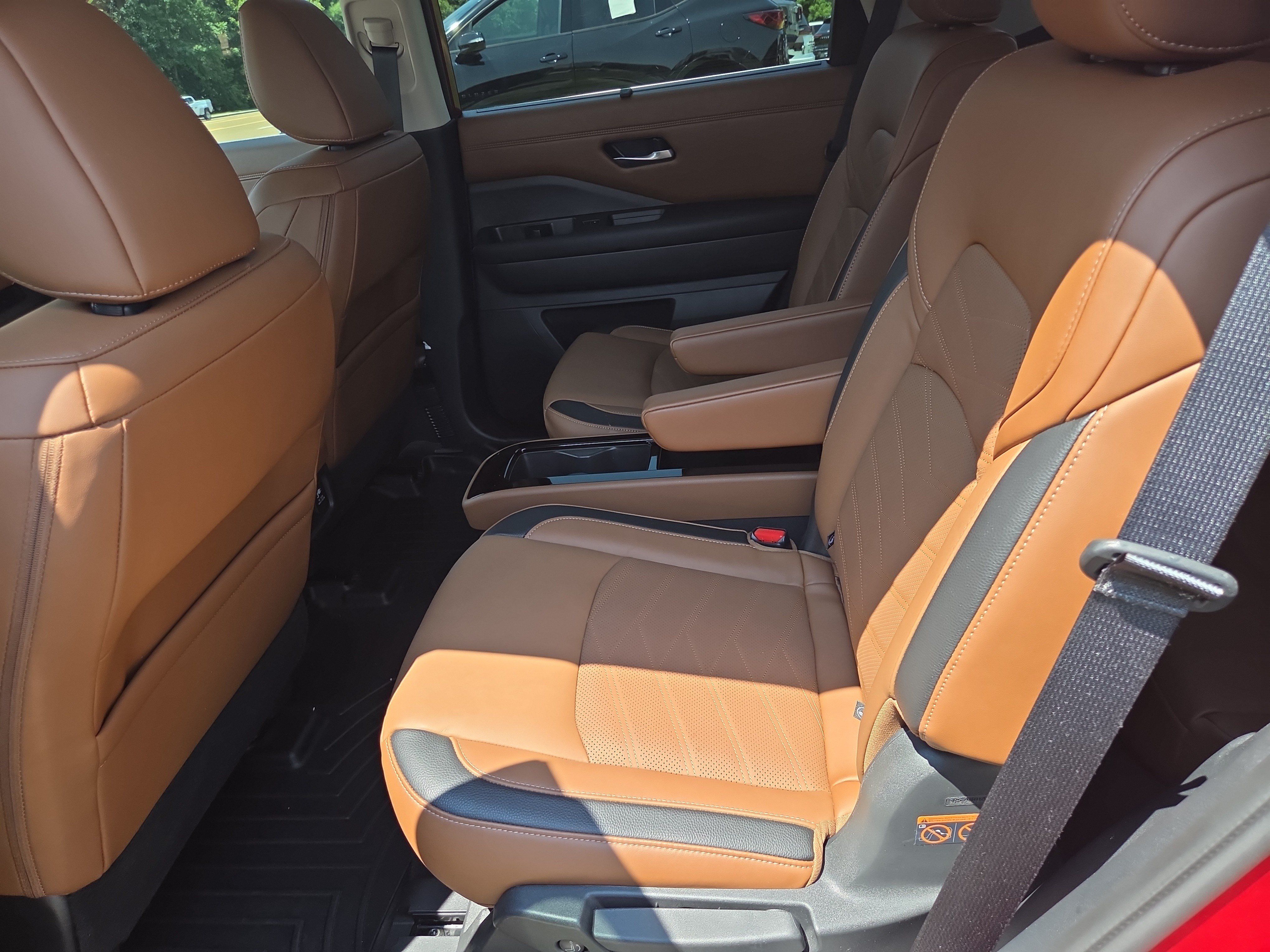 Used 2024 Nissan Pathfinder Platinum FWD image 7