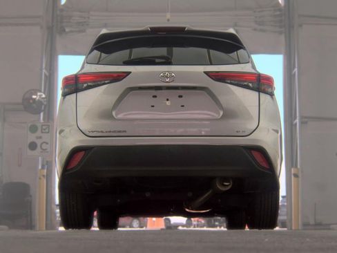Used 2021 Toyota Highlander XLE FWD image 4