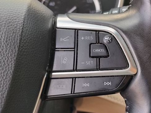 Used 2021 Toyota Highlander XLE FWD image 20