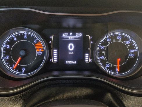 Used 2019 Jeep Cherokee Latitude w/ Popular Appearance Group FWD image 23