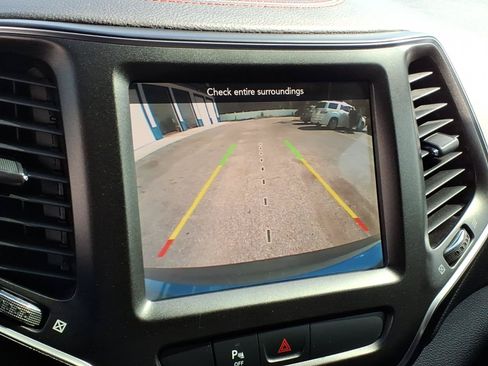 Used 2019 Jeep Cherokee Trailhawk w/ Cold Weather Group AWD/4WD image 19