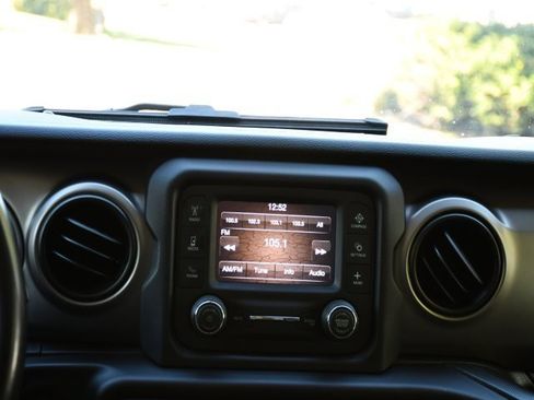 Used 2020 Jeep Wrangler Unlimited Freedom Edition image 27