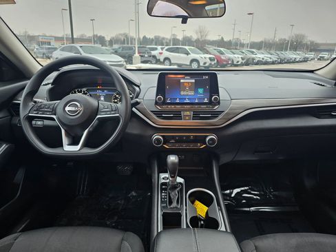 Used 2024 Nissan Altima 2.5 SV image 10